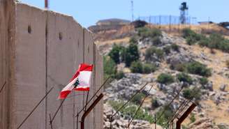 A bandeira do Líbano em um dos muros na fronteira com Israel. Foto de julho de 2023