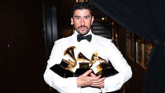 Bad Bunny com estatuetas conquistadas no Grammy 2026