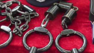 Algemas de tornozelo com pesos, fabricadas na China e usadas em sessões de tortura.