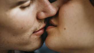 Ao Terra, especialistas alerta para os riscos de infecções virais e bacterianas e aconselham como cair na folia da melhor forma