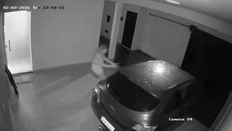 Carro liga sozinho, derruba portão e assusta moradora de Uberlândia (MG)