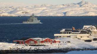 O navio HDMS Ejnar Mikkelsen da Marinha Dinamarquesa patrulha em 20 de janeiro de 2026 perto de Nuuk, na Groenlândia
