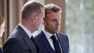 Presidente francês, Emmanuel Macron, foi alvo de notícia falsa veiculada por rede russa de desinformação. (17/06/2025)