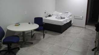 Quarto de Bolsonaro na Papudinha, com barra de apoio para prevenir novas quedas