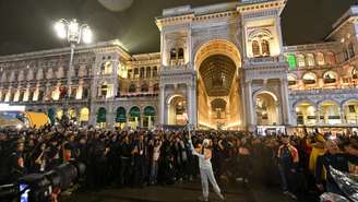 A dançarina Nicoletta Manni com a chama olímpica na Piazza Duomo em Milão, 5 de fevereiro de 2026.