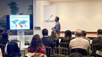 Brasileiros assistem a palestra sobre empreendedorismo na Câmara de Comércio do Brasil na França. Em Paris, em 3 de fevereiro de 2026.