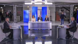 Candidato do Chega, André Ventura (à esquerda), e do Partido Socialista, Jose Antonio Seguro (à direita) participaram de um debate entre os dois turnos das eleições presidenciais em Portugal. (27/01/2026)