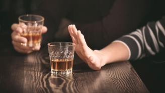 Em entrevista à Bons Fluidos, a especialista Camila Borduqui explicou como o álcool atua no organismo e influencia o processo de emagrecimento