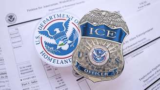 Criado em 2003 após o 11 de setembro, o ICE reúne funções de imigração e fiscalização alfandegária, sendo peça central na política migratória norte-americana – depositphotos.com / Mehaniq