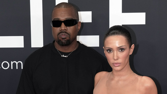 Bianca Censori usou vestido completamente transparente e nenhuma roupa íntima em evento com Kanye West