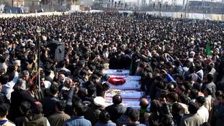 Em 7 de fevereiro de 2026, em Islamabad, no Paquistão, uma multidão se reuniu para assistir ao funeral das vítimas mortas em um atentado suicida em uma mesquita xiita ocorrido na sexta-feira (6).