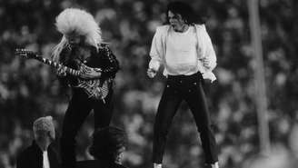 Um dos marcos foi Michael Jackson, que se apresentou em 1993 e redefiniu o padrão de produção, transformando o intervalo em um show principal dentro da final da NFL – depositphotos.com / ProShooter