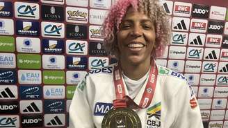 Rafaela Silva exibe a medalha de ouro conquistada no Grand Slam de Paris 2026.