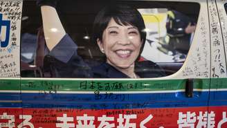 Foto de Sanae Takaichi exibida em um veículo de seu partido.
