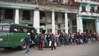 Cubanos fazem fila para embarcar em um micro-ônibus de transporte privado em Havana, em 6 de fevereiro de 2026.