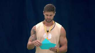 'BBB 26': Jonas e Milena trocam farpas durante ação do Super Bowl; entenda a briga