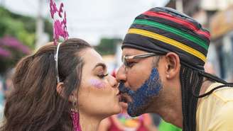 Cuidados com o beijo na boca no Carnaval