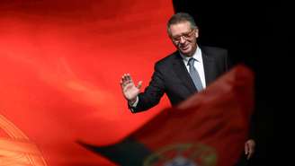 O socialista moderado António José Seguro acena aos seus eleitores após os primeiros resultados no dia das eleições presidenciais, em Caldas da Rainha, Portugal, 8 de fevereiro de 2026.
