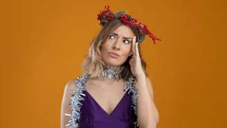 mulher fantasiada para o carnaval com cara de preocupada