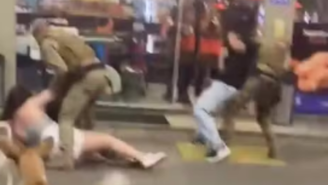 Mulher é jogada no chão por PM durante abordagem em posto de gasolina em SC