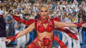 Virginia Fonseca com fantasia de caranguejo em ensaio técnico