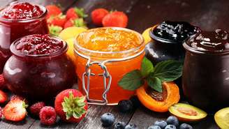 Quando aquecidas com açúcar e ácido (como o suco de limão), as frutas com pectina elevada criam um gel consistente, transparente e homogêneo – depositphotos.com / beats1