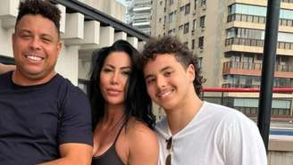 Ronaldo Fenômeno e Michele Umezu com o filho, Alexander Nazário