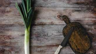 O alho-poró pode ser usado em sopas, refogados e assados, ajudando a variar o cardápio sem pesar nas calorias – depositphotos.com / MarinaKuznetsovaBO