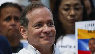 O opositor político venezuelano Juan Pablo Guanipa após sua breve libertação da prisão de Helicoide, em Caracas, em 8 de fevereiro de 2026.