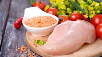 entrada é um terrine de salmão com salada temperada com azeite de oliva. Já o prato principal é uma caçarola de frango com lentilhas – depositphotos.com / lyulka.86