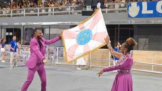 Casal de mestre-sala e porta-bandeira da Rosas de Ouro durante ensaio