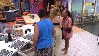 Discussão no café da manhã terminou com empurrão e reclamação de que a jornalista teve o pé pisado