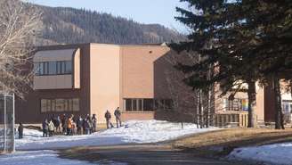 Fachada da Escola Secundária Tumbler Ridge, local de um massacre a tiros em Tumbler Ridge, na Colúmbia Britânica, no Canadá