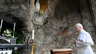 O Papa Leão XIV se reuniu com fiéis na Gruta de Lourdes para pedir à padroeira bênçãos para aqueles que enfrentam problemas de saúde