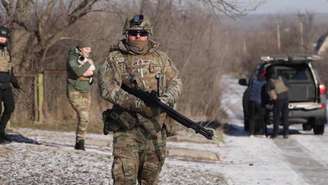 Forças ucranianas ajudam na retirada da população de vilarejos na região de Zaporizhzhia, na Ucrânia, em 3 de fevereiro de 2026.