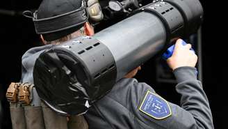 A equipe Fiber Dome apresenta uma defesa eletromagnética contra drones na SPECTRA Practice Week, na Base Aérea de Erding, Alemanha, em 4 de dezembro de 2025.