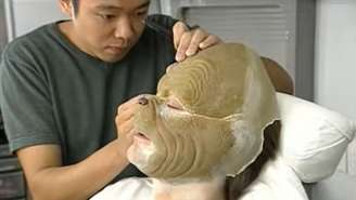 Jim Carrey, dessa vez, fez o papel de colega de trabalho tóxico, segundo o maquiador Kazuhiro Tsujio, que assinava a caracterização de Grinch