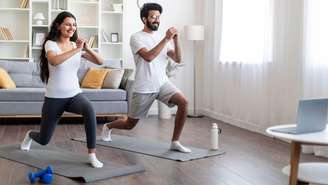 Quando a academia fecha, é possível manter o ritmo de treino mesmo sem sair de casa