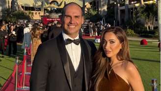 Eduardo Bolsonaro posa ao lado da mulher, Heloísa, em festa de gala em Mar