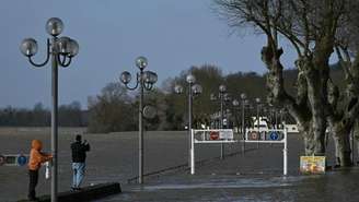 A enchente do rio Garonne inundou ruas em La Réole, no sudoeste da França, em 12 de fevereiro de 2026, após a tempestade Nils provocar inundações em toda a região.