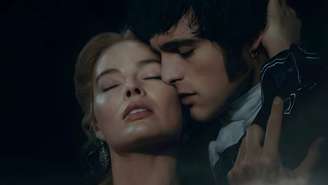 “O Morro dos Ventos Uivantes” quebra expectativas ao mudar história e apostar em menos erotismo