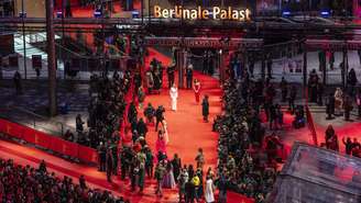 Imagem do tapete vermelho do Berlinale Palast, onde são realizadas as principais projeções do Festival de Cinema de Berlim. Imagem ilustrativa da edição de 2025.