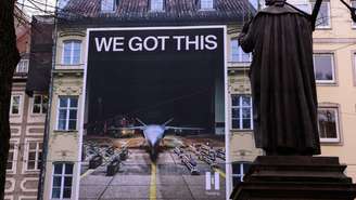 Cartaz da empresa de defesa Helsing perto do Hotel Bayerischer Hof, sede da Conferência de Segurança de Munique, em 12 de fevereiro de 2026.