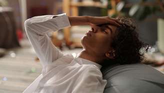 Dor de cabeça, enjoo e cansaço são sinais de ressaca e sobrecarga do organismo; confira cuidados para antes, durante e depois do Carnaval