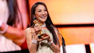 Michelle Yeoh recebe o Urso de Ouro no Festival de Cinema de Berlim