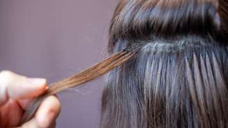 Pesquisa identificou dezenas de compostos potencialmente perigosos em extensões capilares; entenda o alerta