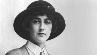 A escritora britânica de romances policiais Agatha Christie (1891–1976), em foto tirada em 1926, um ano marcado por sucesso profissional e dor pessoal