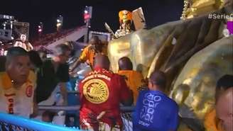 Integrante da União de Maricá sofre fratura exposta ao ser imprensado por carro alegórico