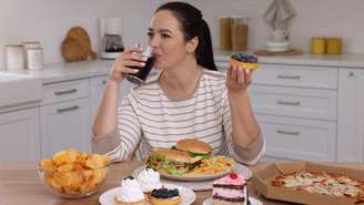 Veja se beber e comer ao mesmo tempo faz mal