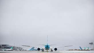 Avião aguarda na pista após fortes nevascas no aeroporto de Orly, ao sul de Paris, em 7 de janeiro de 2026. Foto de arquivo.